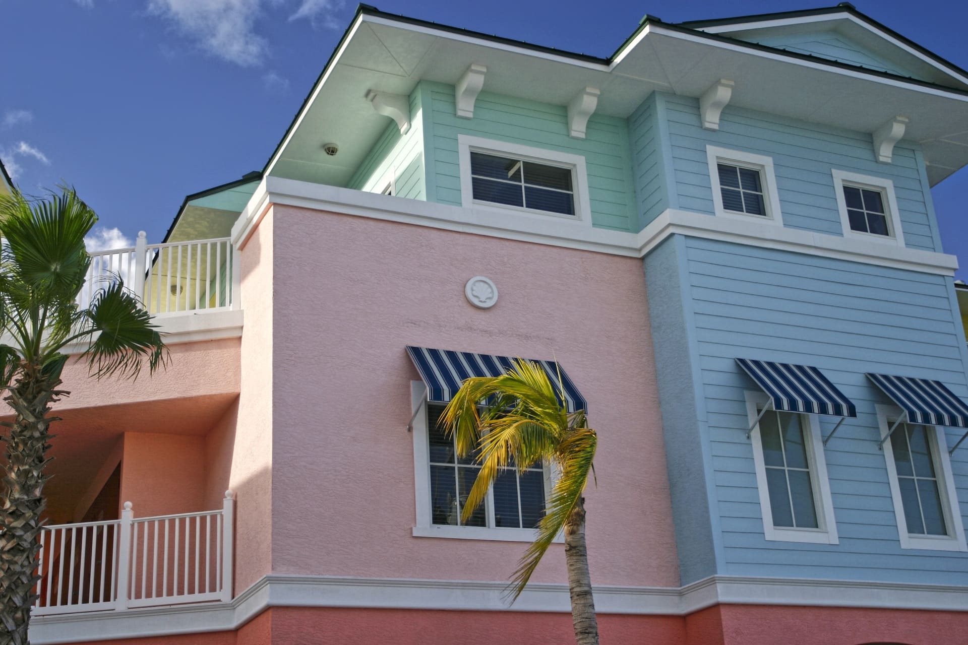 Colorful Florida home exterior showing popular paint trends